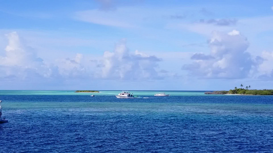 蓝绿海和白沙背景海洋环礁海滩航行的空中无人驾驶无人驾驶视频