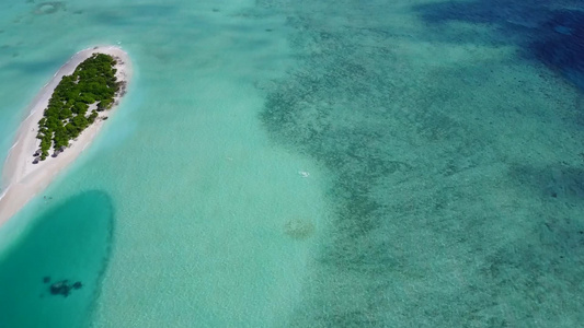 豪华环礁湖海滩假日的海景蓝色水蓝海和白沙底视频
