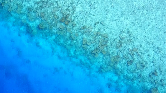 以白色沙子背景的蓝色水川为例海景海滩假日时有外来海景视频