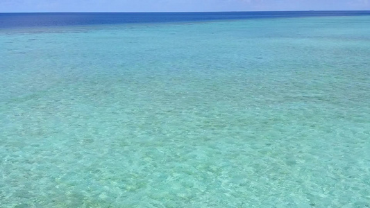 以透明的水和白色沙沙底背景为特征的海滨海滩生活方式视频