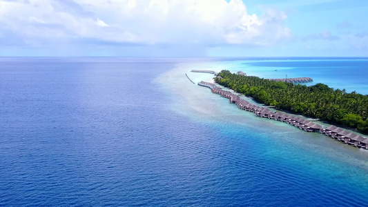 以蓝海和白色沙滩背景的白海冲出豪华海湾海滩视频