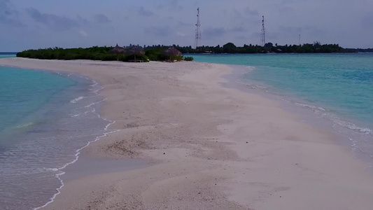 沿蓝海和白沙滩背景进行海上海岸海岸海滩时间空中旅行视频