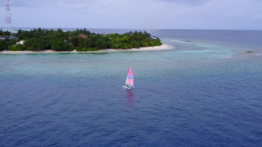 豪华环礁湖海滩时间的海景蓝色海洋和白色沙滩背景视频