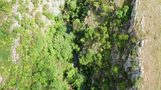 高空无人驾驶飞机在峡谷与河流和瀑布视频