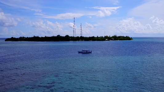 以白色沙滩背景的浅海为旅行路线乘坐浅海和白沙地背景视频