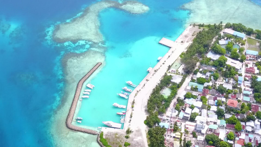 以浅海和浅沙背景的浅海为航程仰望着宽敞的环礁湖海滩视频