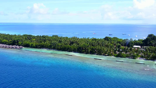 以透明有白沙底面的海洋航行的宁静海滨海滩空中抽象飞行视频