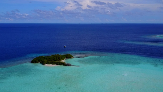 通过浅海和白沙背景的浅海放松海岸海滩休息的空中空气视频