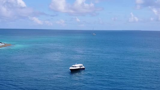 清泻湖和白沙背景的海上度假海滩生活方式空中海景视频