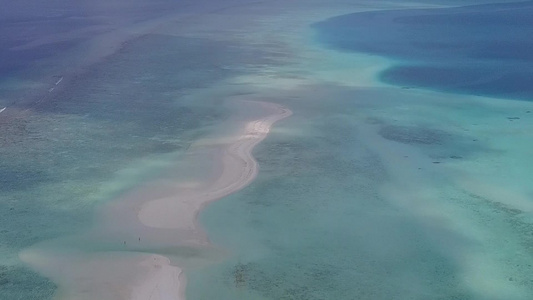 蓝绿色泻湖和白沙背景下田园诗般的旅游海滩生活方式的视频