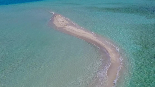 白沙背景蓝色泻湖热带海湾海滩生活方式的空中无人机景观视频