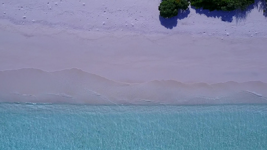 白沙背景水蓝色海洋放松海岸线海滩之旅的无人机景观视频