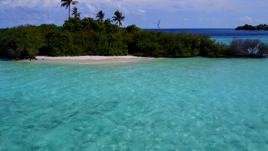 海上度假度假胜地海滨旅行乘蓝色海洋和浅沙背景的视频