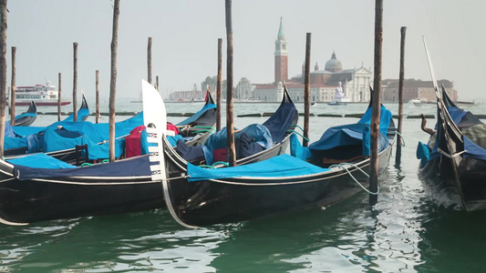 威尼斯圣马尔科广场码头上的船视频