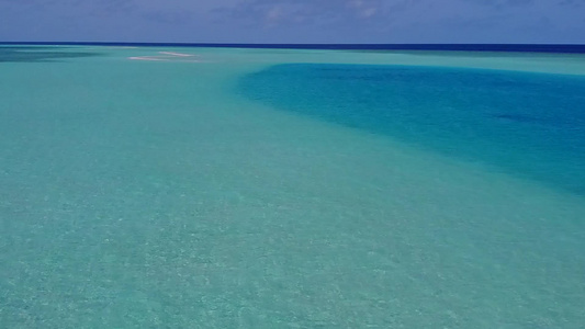 以清洁沙滩背景浅水为航程的轻松岛屿海滩航行空中无人驾驶视频