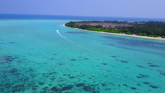 热带海湾海滩假日空中天空由蓝绿色海洋和白色含沙背景视频