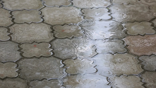 雨滴落到人行道上视频