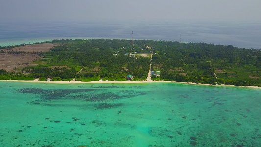 由绿绿海和白沙背景构成的豪华海岸海滩探险风空景观视频