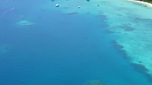 空中无人驾驶飞机在露天海面有白色沙沙背景的透明海面视频