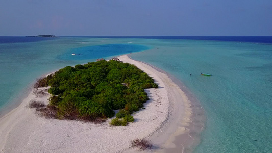 蓝海和明沙地背景的完美旅游海滩度假的空中无人驾驶飞机视频