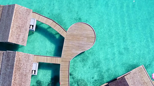 以白色沙土背景的绿绿水为生的宁静度假度假胜地海滩生活视频
