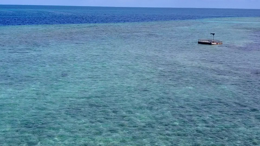 以明亮的沙质背景透明的大海进行宁静海景海滩度假的空中视频