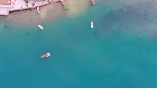 在海面海岸上对小艇进行空中观测视频