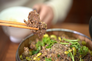 实拍吃饭场景 筷子夹粉蒸牛肉实拍8秒视频