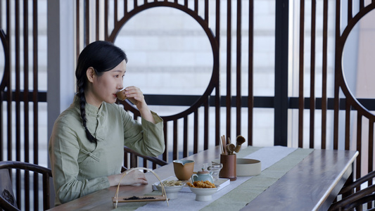 茶馆里品茶的女生视频