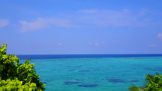 白沙蓝水的海滨海滩视频