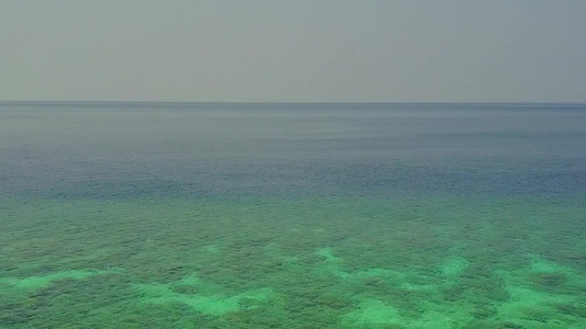 由白沙底的绿绿水环绕海边航行的完美岛屿空中天空视频