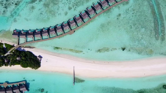 白沙背景的清海出海旅行天上宁静的环礁湖海滩天空视频