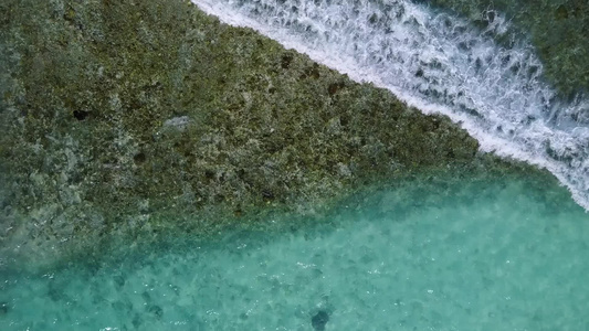 空中无人驾驶飞机空空以清澈的海洋和白色沙尘背景放松视频