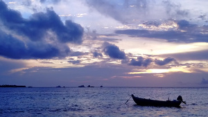 干净的沙质背景蓝色泻湖无人机空中海景宁静的旅游海滩9秒视频