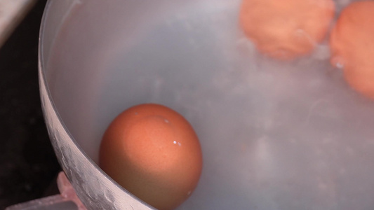 煮鸡蛋剥鸡蛋壳切鸡蛋视频