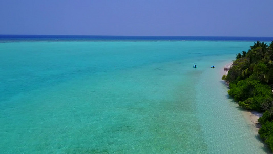 通过蓝海和清洁沙土背景的蓝海进行美丽的海岸海滩生活视频