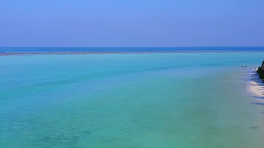 白沙背景蓝水豪华海湾海滩之旅的无人机景观全景视频