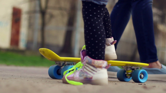 孩子们玩滑板骑车孩子们在户外玩得开心[一玩]视频