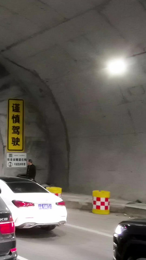 高速公路山底隧道堵车场景私家车31秒视频