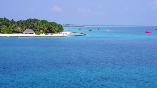 白沙背景清澈的海洋中宁静的海岸线海滩航行空中无人机视频