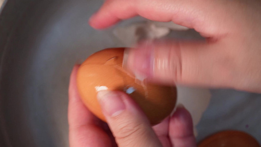 煮鸡蛋剥鸡蛋壳切鸡蛋视频