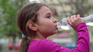 来自户外瓶装饮用水的儿童21秒视频