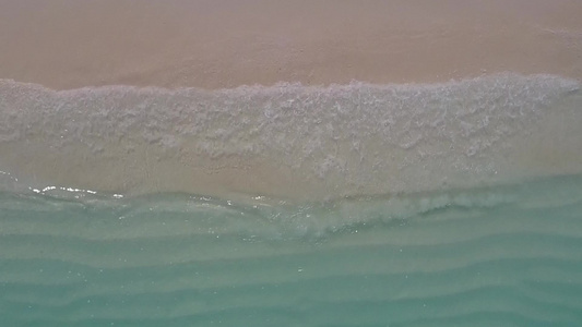 利用蓝海和白沙背景进行热带环礁湖海滩生活方式的空中视频