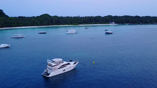 白沙底蓝海对天堂环礁海滩假日的空中无人驾驶飞机结构视频