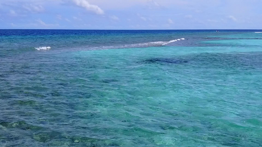 白沙底蓝水海滨海滨海岸航行的海洋空中空航纹理视频