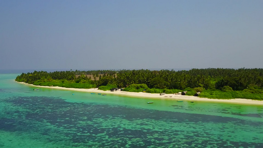 以白沙底浅海为背景的浅海和浅海为特色的旅游海滩生活视频