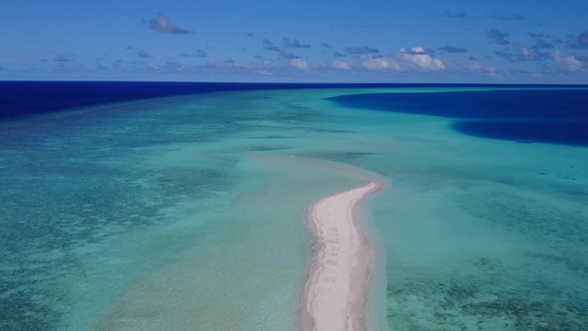 蓝水和白沙背景的海岸海滩视频