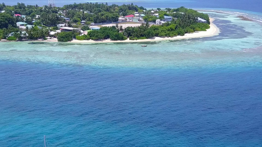 白沙背景透明海洋的天堂湾海滩空中无人机全景视频