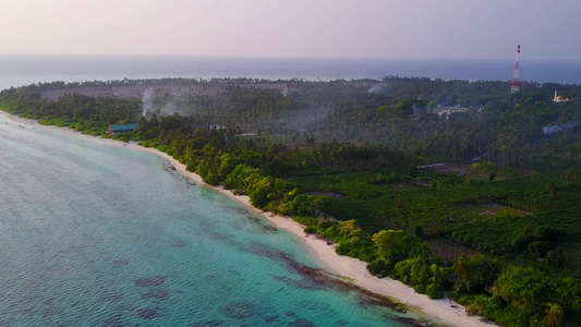 透明的海面和白色沙滩背景的热带环礁湖海滩时间空中无人驾驶视频