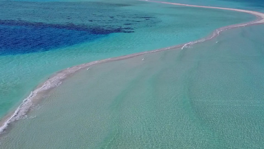 海滨海滩生活方式的清晰环礁湖和明亮沙滩背景海洋海岸视频